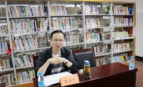 授课.JPG 授课.JPG